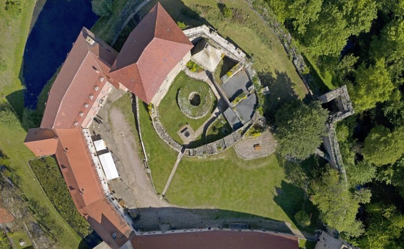 Wasserburg Kapellendorf: Burghof