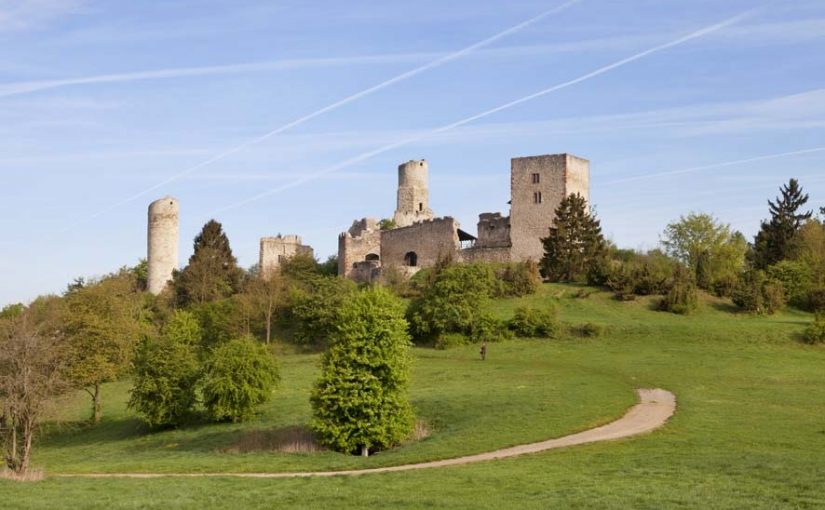 Burgruine Brandenburg: Freifläche an der Ostburg