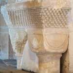 Würfelkapitell in der Peterskirche