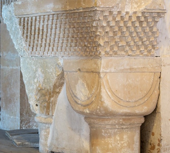 Würfelkapitell in der Peterskirche