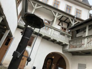 Innenhof mit Wasserpumpe