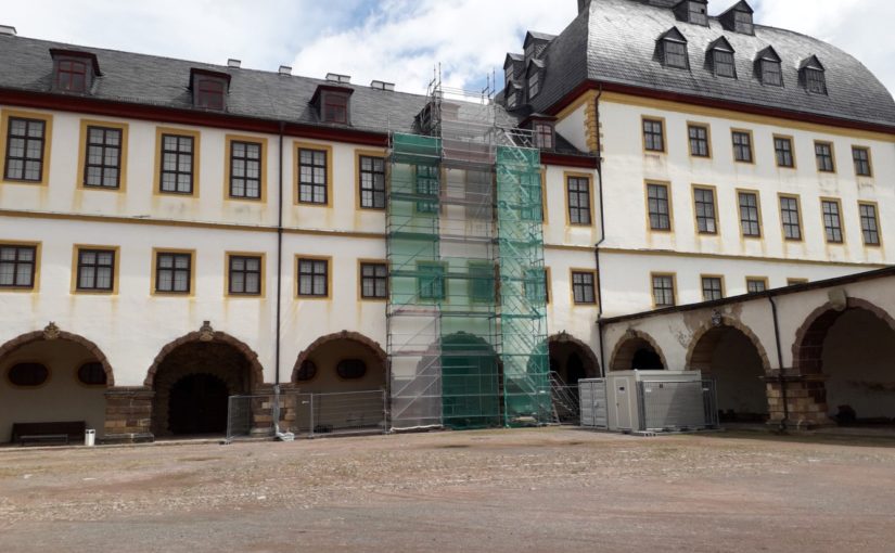 Probezeit für Putz und Farbe | Musterflächen an der Fassade von Schloss Friedenstein