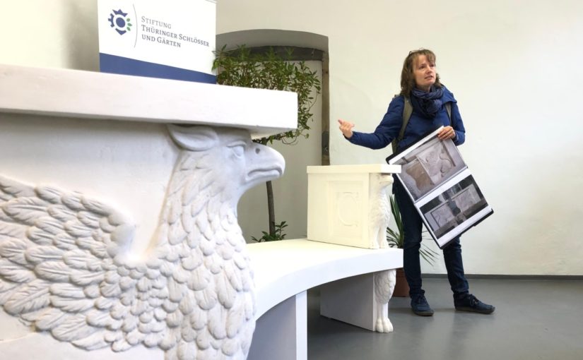 Die Greifenbank im Schlosspark Altenstein soll wiederhergestellt werden | Finanzierung mit Spenden angestrebt