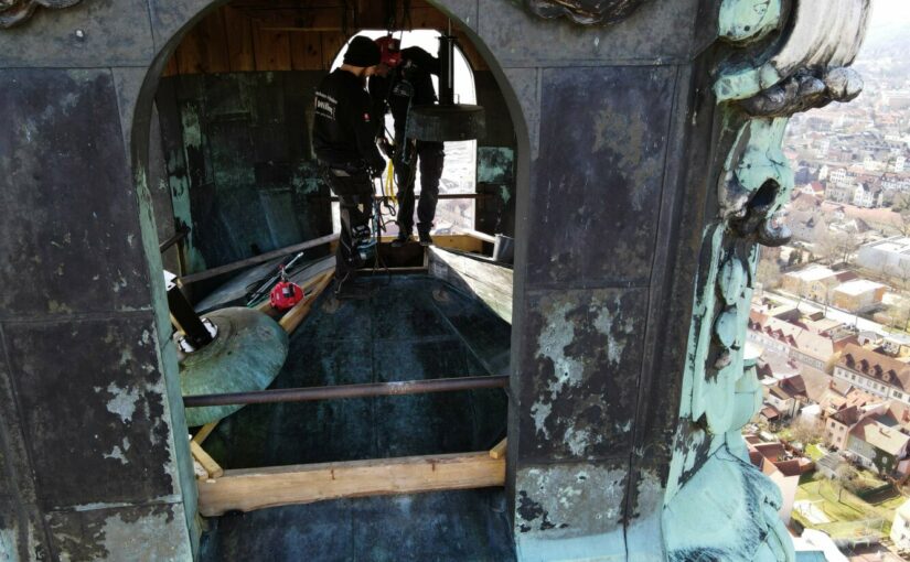 Klangschalen auf Schloss Heidecksburg wieder eingebaut
