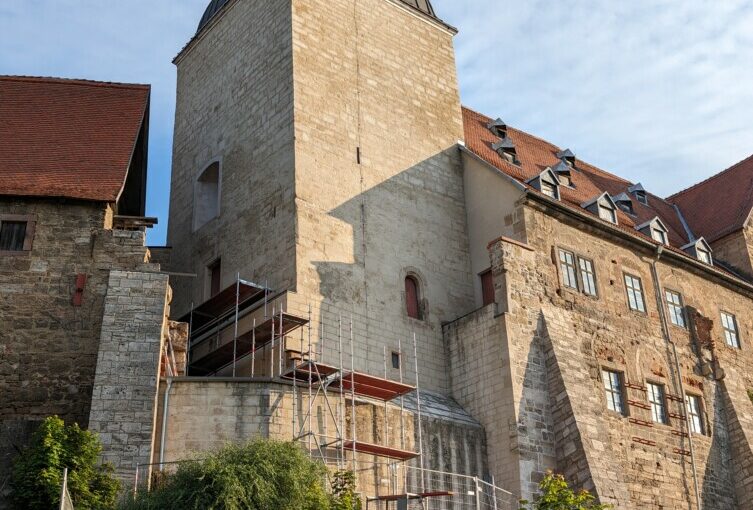 Gerüstbau am Palas der Burg Weißensee gestartet
