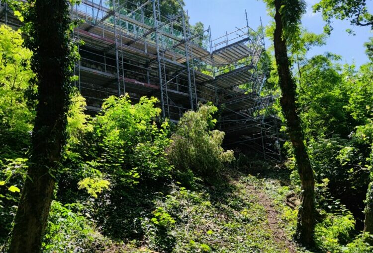 Gerüstbauarbeiten an der Ringmauer der Burg Weißensee