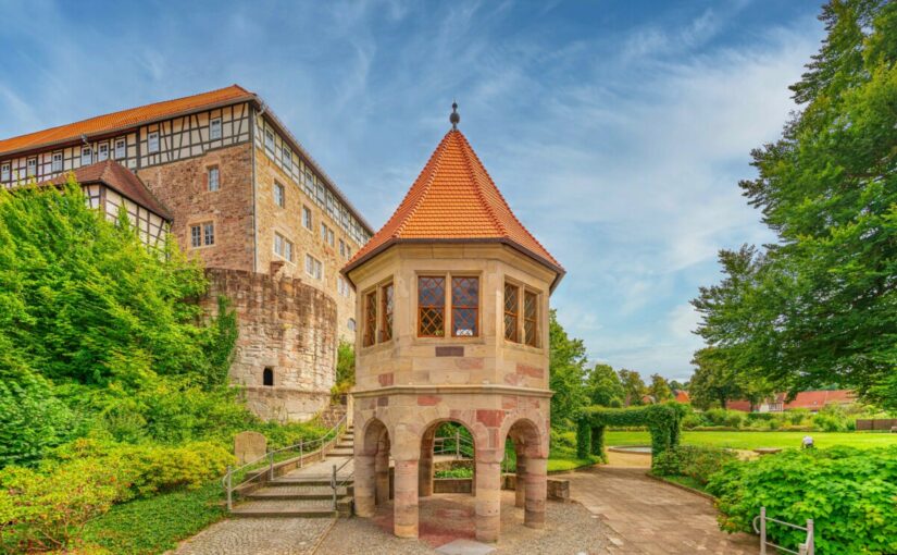 Umfeld am Brunnenhaus von Schloss Bertholdsburg wird neugestaltet