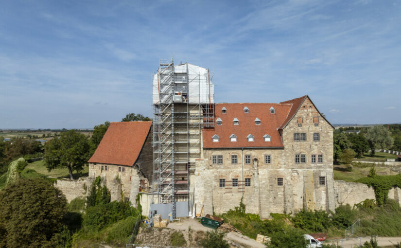 Neue Schieferdeckung für die Turmhaube der Burg Weißensee