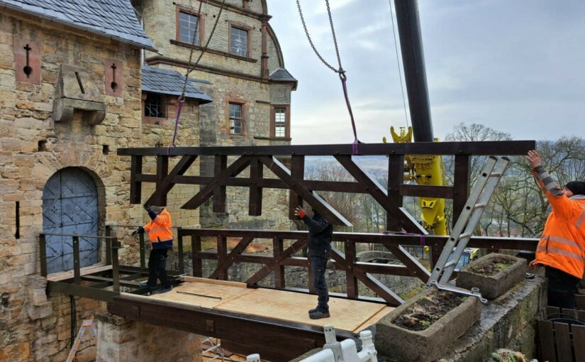 Neue Burgbrücke auf dem Oberschloss Kranichfeld eingebaut