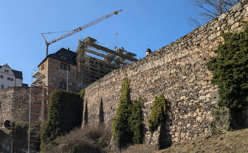 Torhaus auf Burg Ranis unter Schutzdach