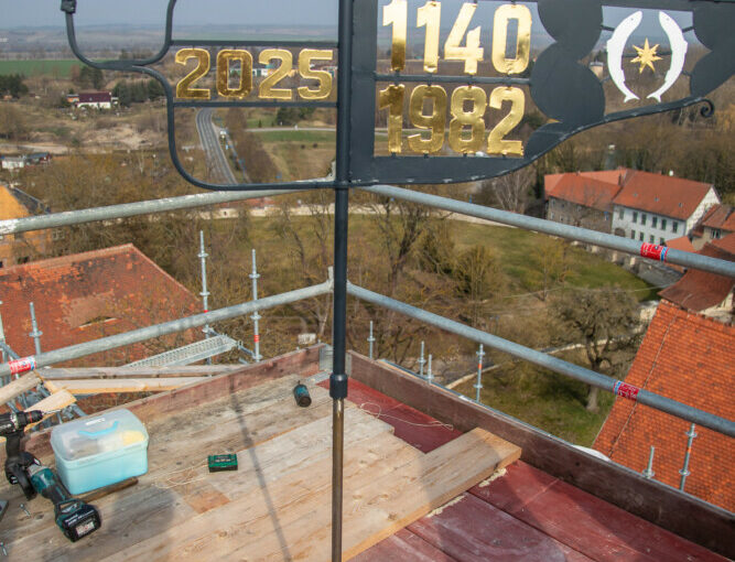 Turmhaube der Burg Weißensee wieder bekrönt