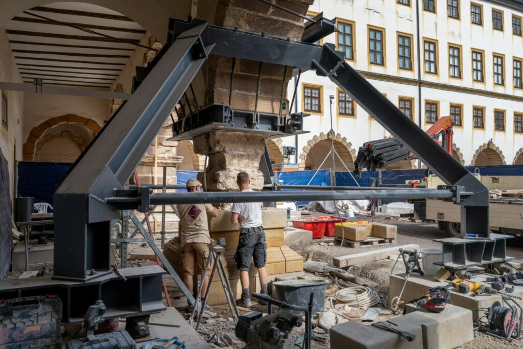Erster Arkadenpfeiler auf Schloss Friedenstein saniert