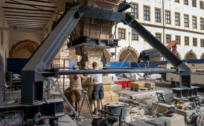 Erster Arkadenpfeiler auf Schloss Friedenstein saniert