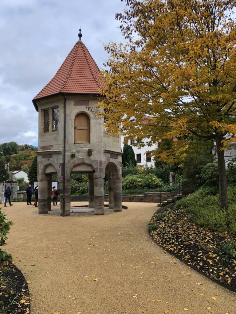Freiflächen am Brunnenhaus auf Schloss Bertholdsburg fertiggestellt